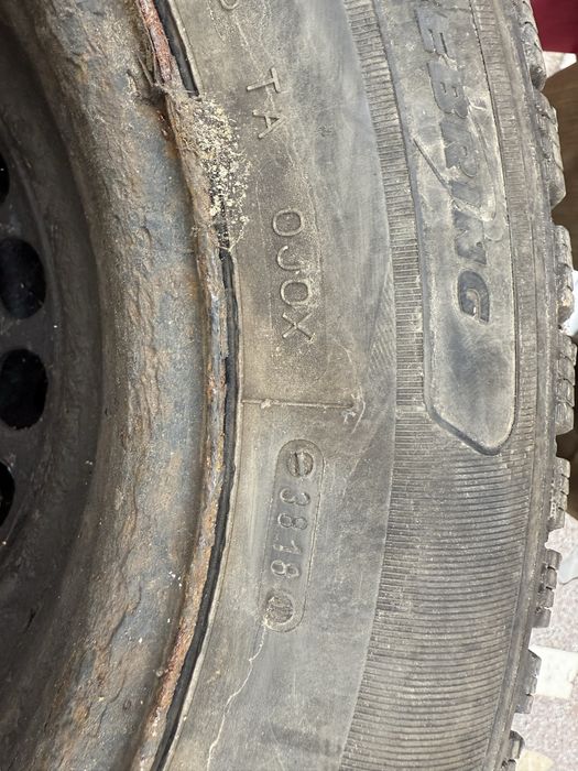 Vând set 4 cauciucuri de iarnă Volkswagen + 4 capace VW