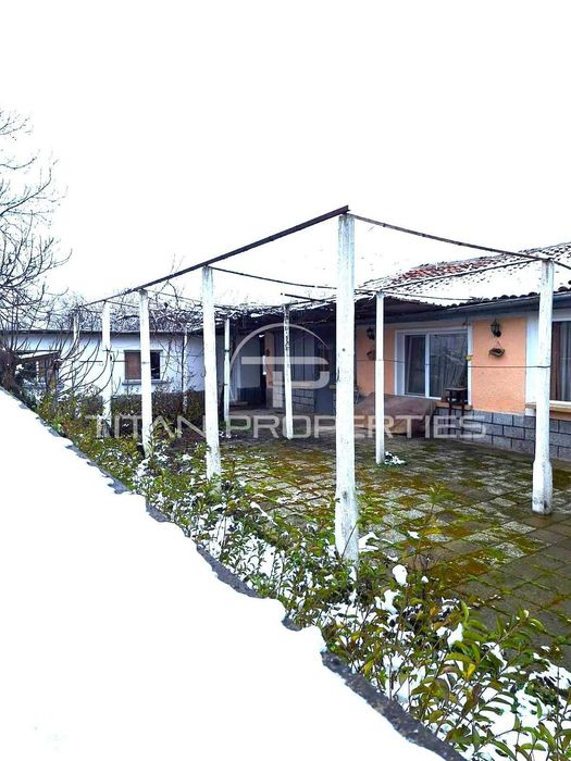 Двуетажна къща в Паничери