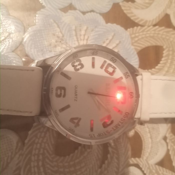 Продам женские часы и сумочку