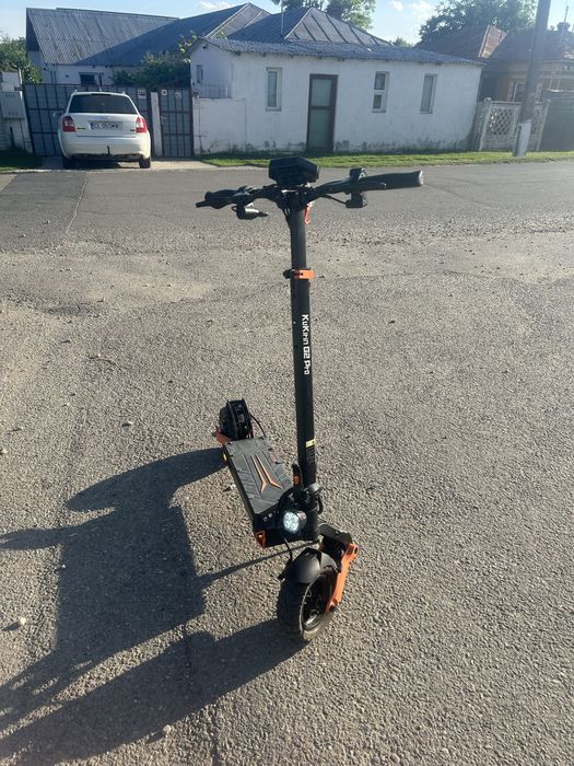 Trotineta kukirin g2 pro prinde 55km depinde de greutate are. 570 km nu e zgariata nimic fac si schimb cu un 17 pro