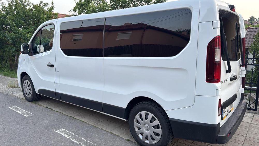 Inchiriez microbuz 9 persoane