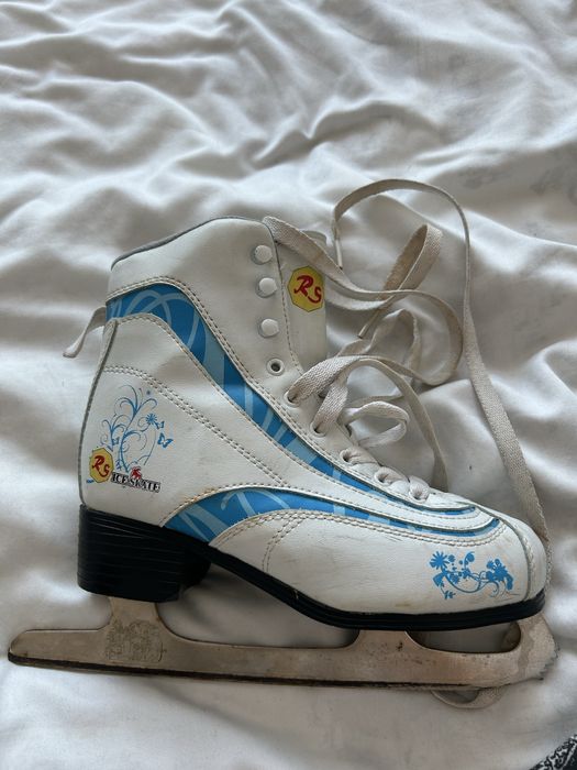 Коньки фигурные.