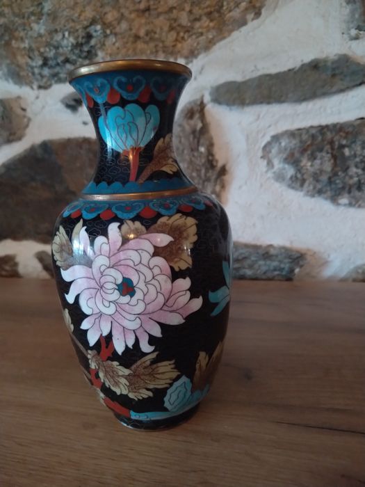 Продавам антикварна ваза бронз месинг клетъчен емайл