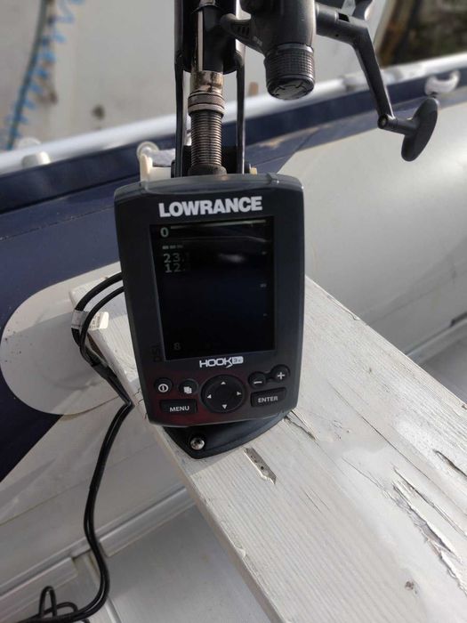 Продавам лодка с извън бордов двигател и колесар