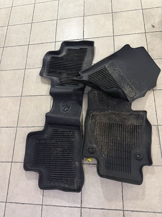 Коврик на авто (RAV4). Оригинал.