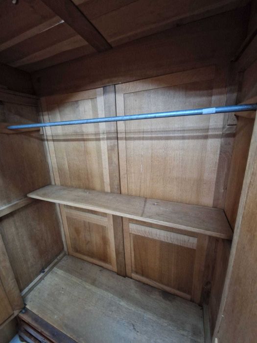 Елегантен двукрилен гардероб изработен от масивен орех