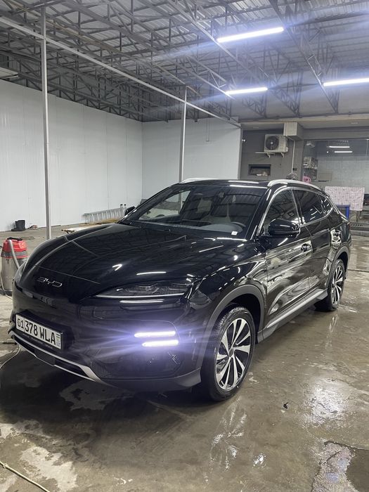 Водитель со своим авто BYD CHAMPION