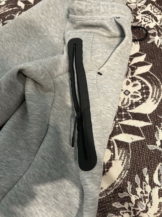 Pantaloni gri nike tech