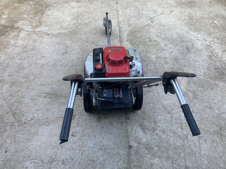 Префесионална косачка Honda UM21