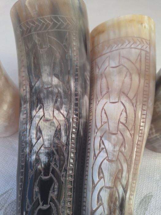 Гравирана чаша от естествен рог