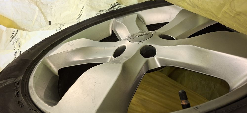 Комплект оригинални джанти Jeep 20" с летни и зимни гуми на 3г.
