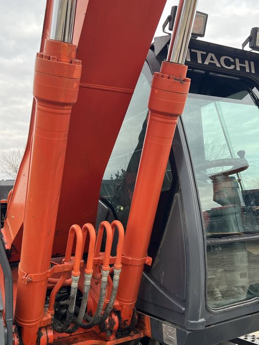 Продам колесный экскаватор 1 куб Hitachi