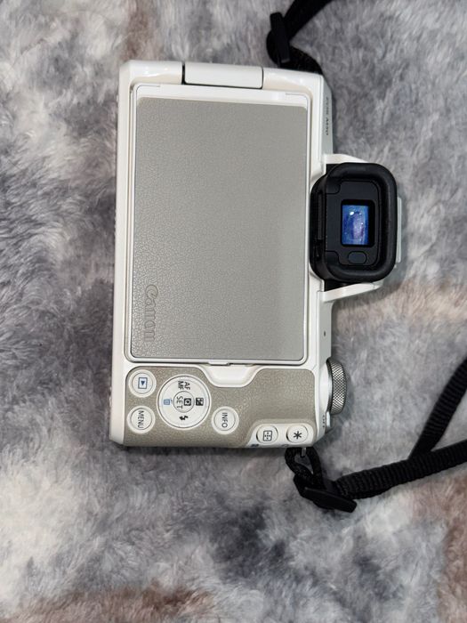 Canon EOS M50 Wi-Fi Kamera & EF-M 15-45mm IS STM Obeyktiv (Oq)