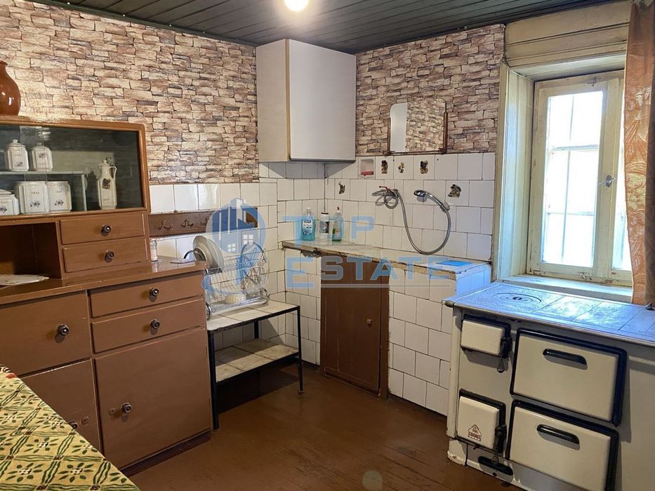 Двуетажна тухлена къща в село Буря, област Габрово