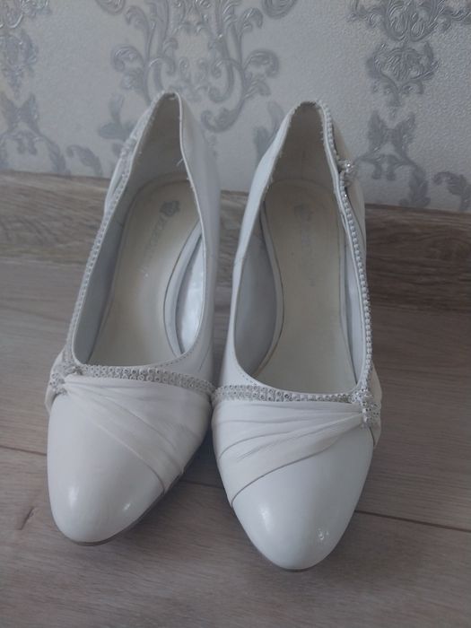 Туфли  белые новый