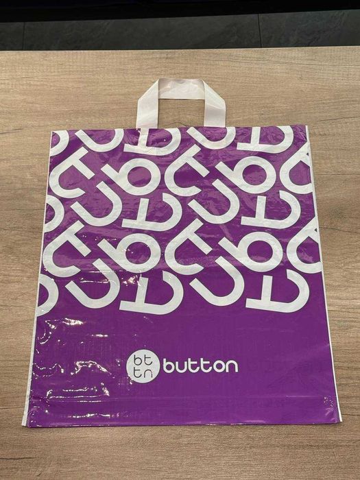 Пакет с петлевой ручкой и с логотипом от производителя