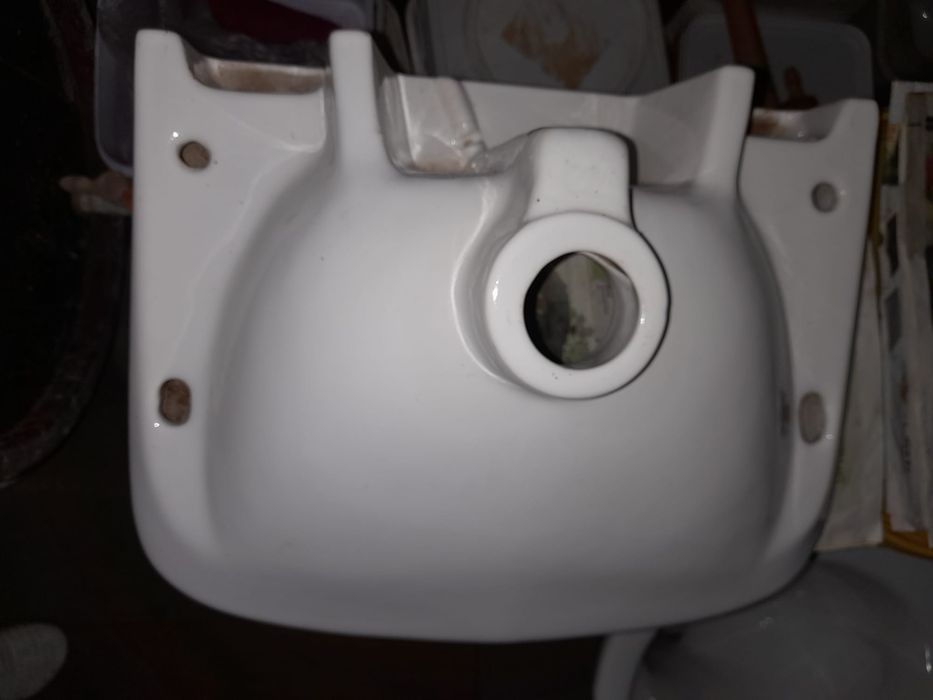 Тоалетна чиния и мивка,порцелан, нови, бели