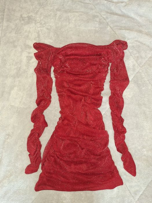 Червена еластична рокля