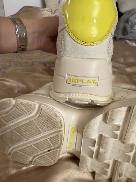Sneakers Replay.