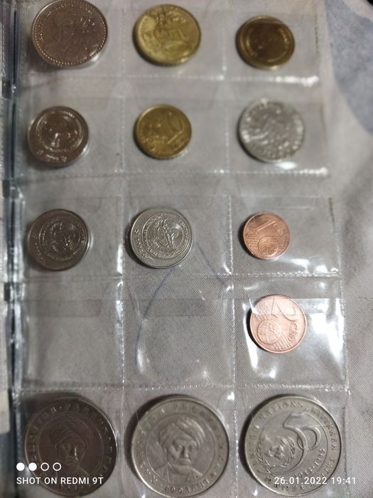 Много монет и мелочи монеты