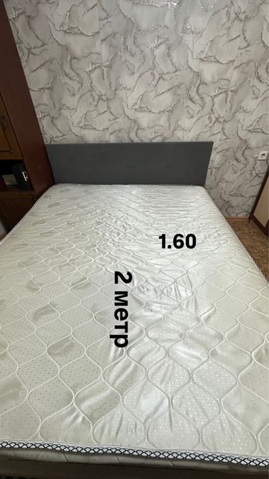 Двухспальняя кровать с матрасом