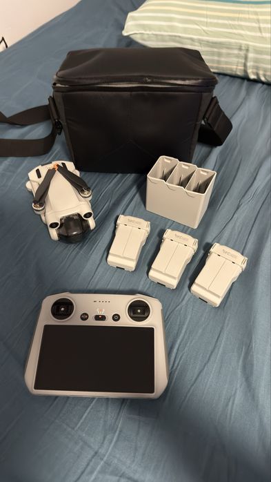 DJI Mini 3 Pro Fly More Combo + Telecomandă DJI RC (cu ecran) - Stare Impecabilă