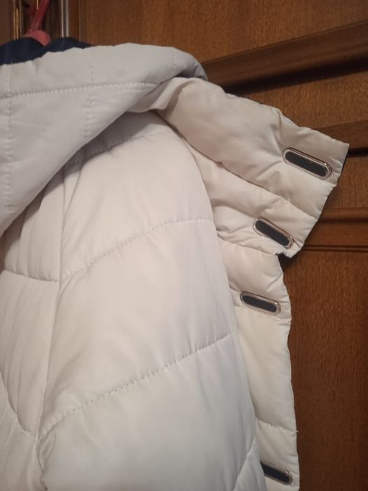 Пуховик молочного цвета