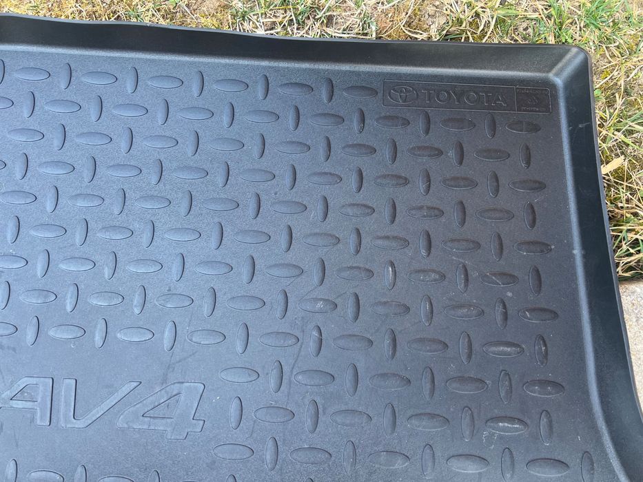 Оригинална гумена стелка за багажник Тойота RAV 4