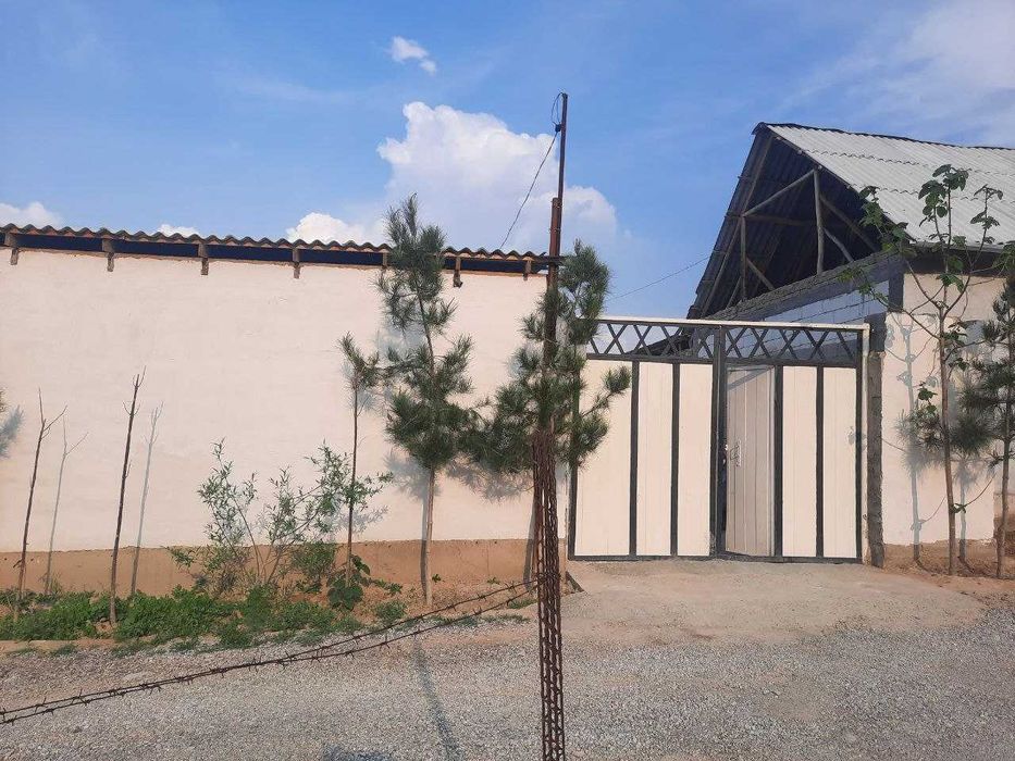 Hovli uy sotiladi. | Продается дом.