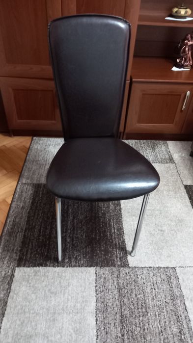 Vând 4 scaune culoare maro