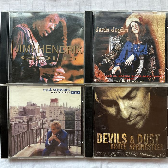 Компакт-диски с рок-музыкой