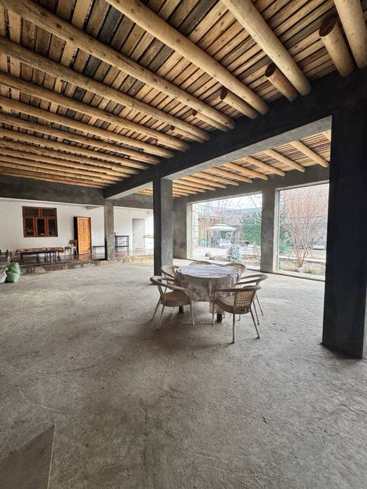 Yangi Hayot tumanida keng va qulay 3 qavatli uy sotuvda.