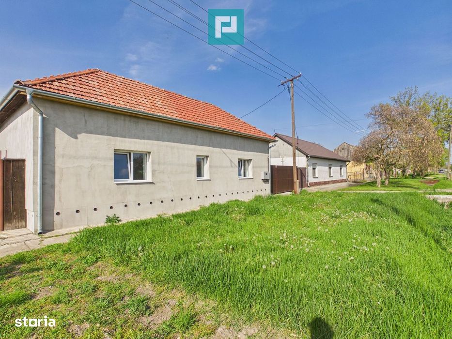 Casă renovată 4 camere si 1452 mp teren în Bătania
