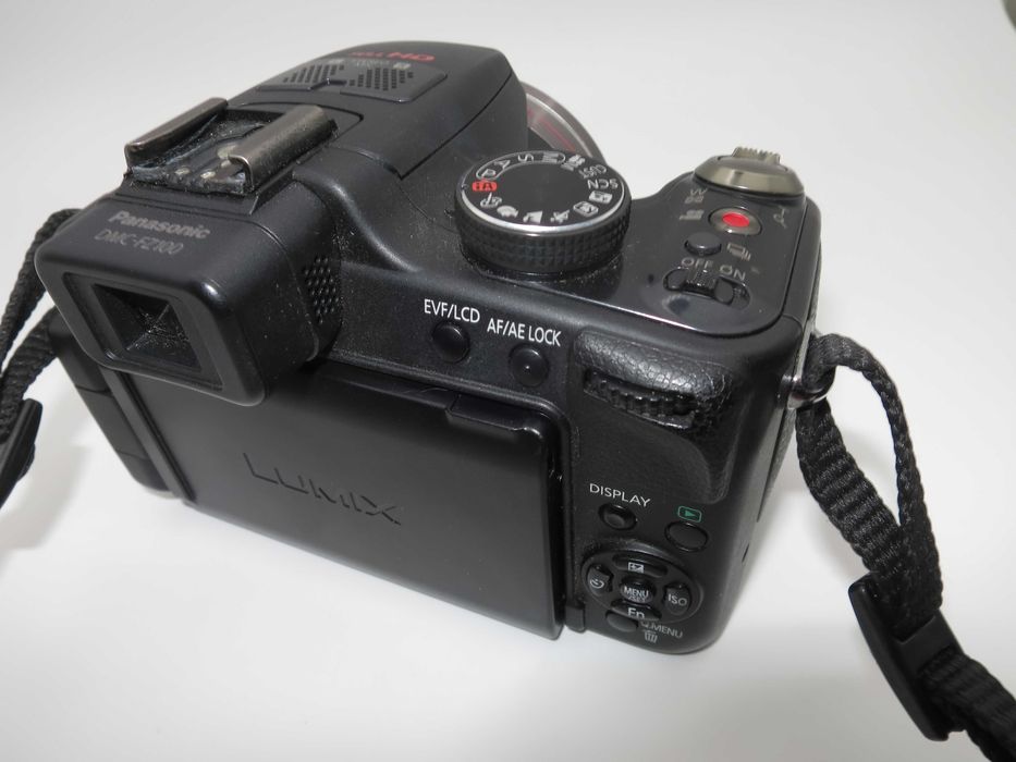 Panasonic Lumix DMC-FZ100 фотоапарат 24x Оптичен LEICA DC Vario-Elmarit, 14.1 MP MOS, Full HD 1080i, Въртящ се Екран с Чанта в Отлично Състояние