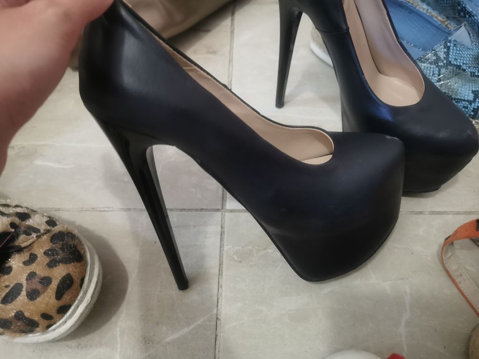 Дамски кецове и обувки на висок ток