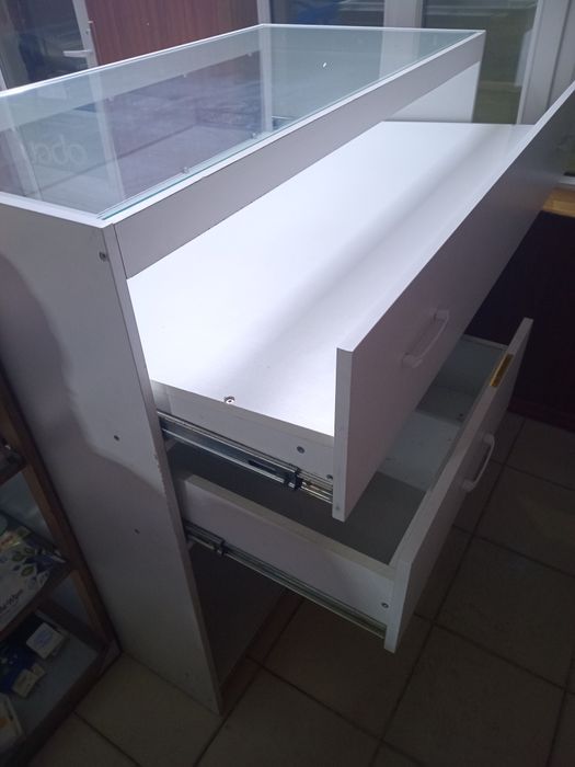 Две витрины под аксессуары или ювелирку.