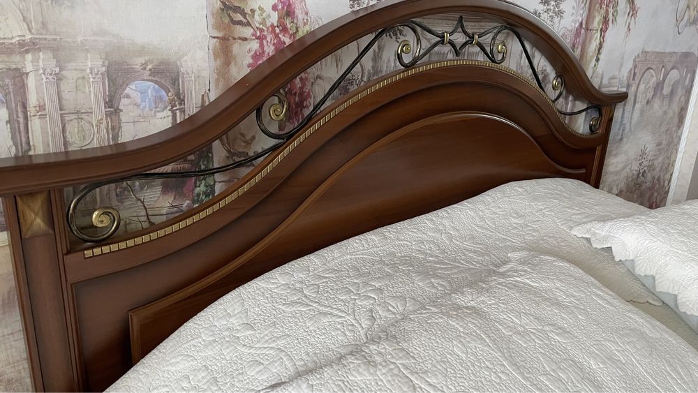 Продам спальный гарнитур