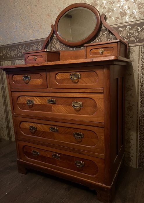 Масивен старинен скрин