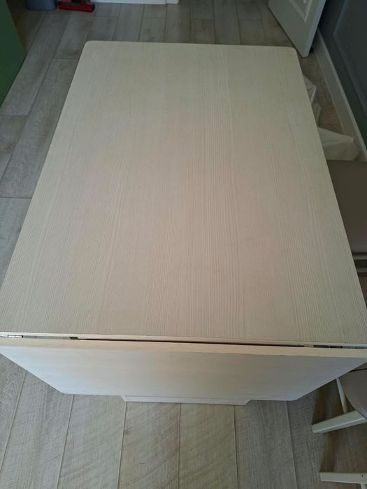 Продаем 4 стула и 1 стол