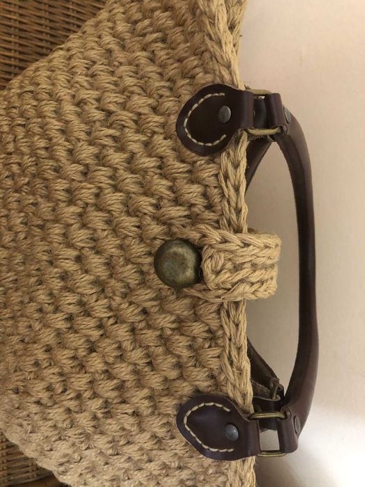 Соломенная сумка обвязанная крючком