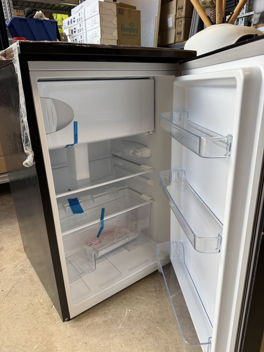 Frigider marca CHiQ nou, negru, cu congelator
