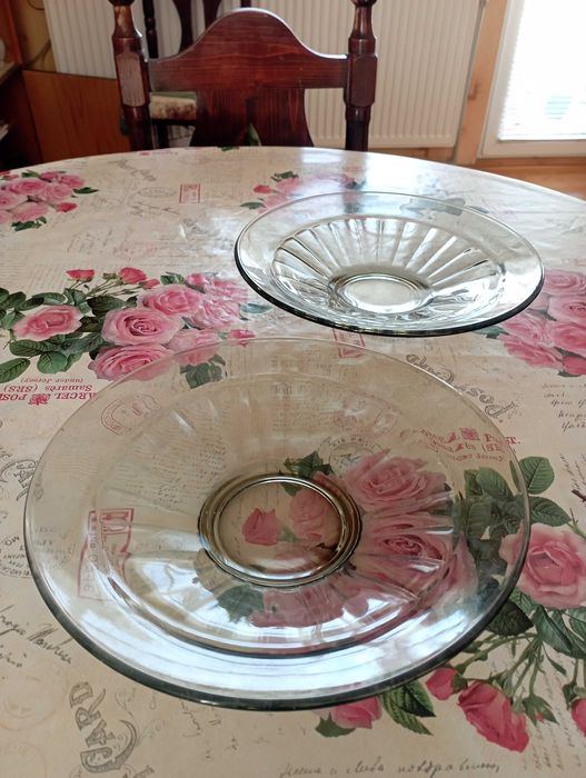 Нови и използвани чинии и купи