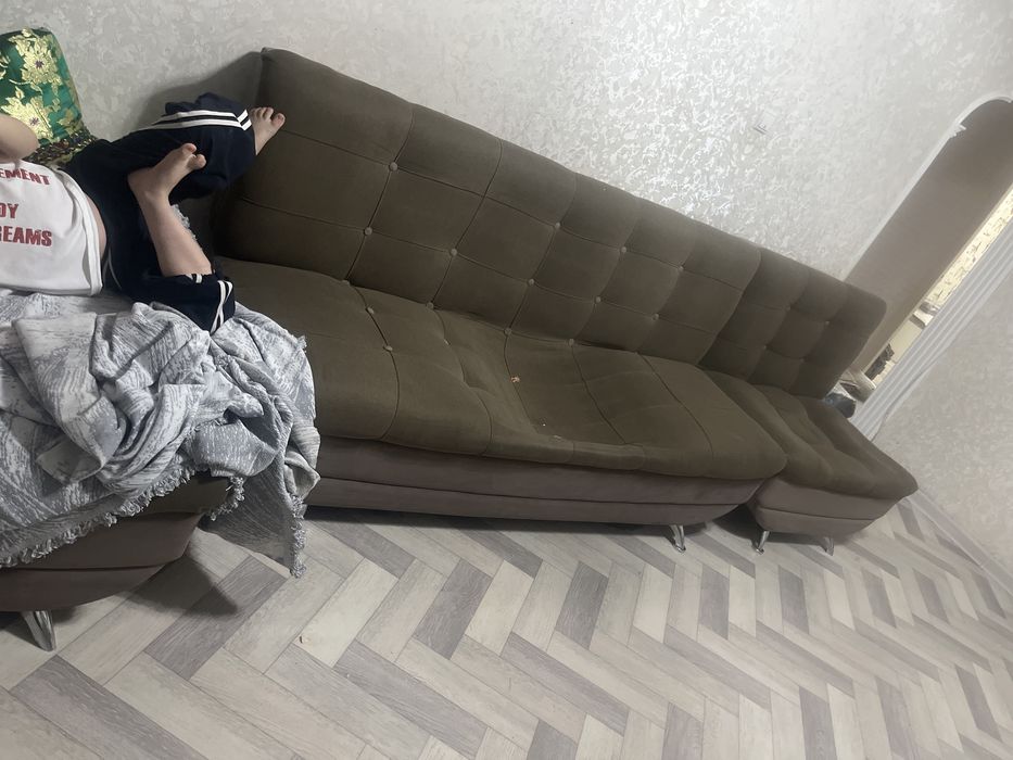 Продается диван старый