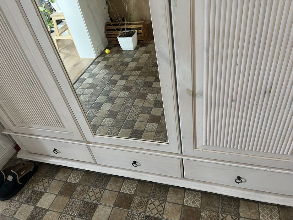 Шкаф деревянный