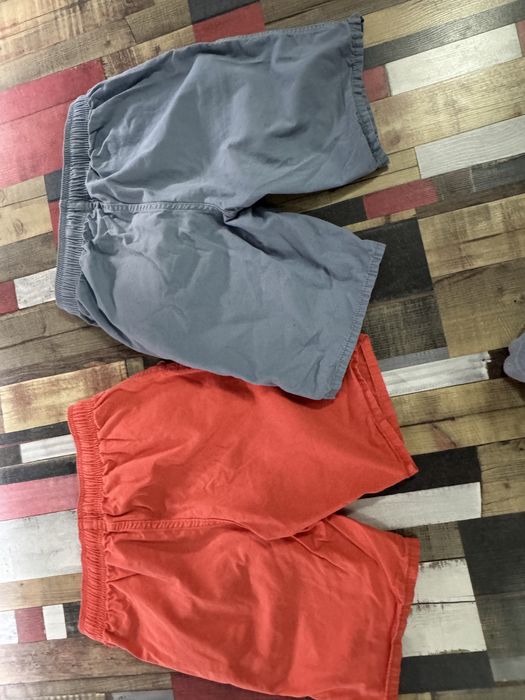 Червени и сиви памучни къси панталони Kiabi за 12-годишни.