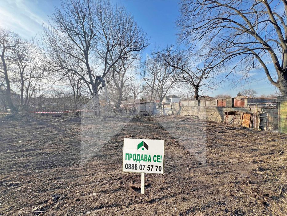 Продава парцел В РЕГУЛАЦИЯ, на главна улица в гр. Плиска с ТОК и ВиК.