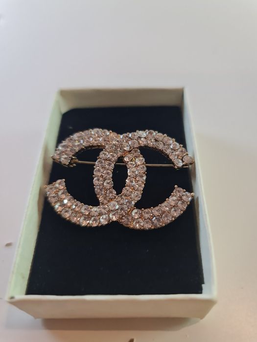 Елегнтни дамски брошки