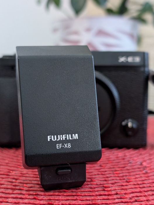 Body mirorless Fujifilm X-E3 + blitz impecabil