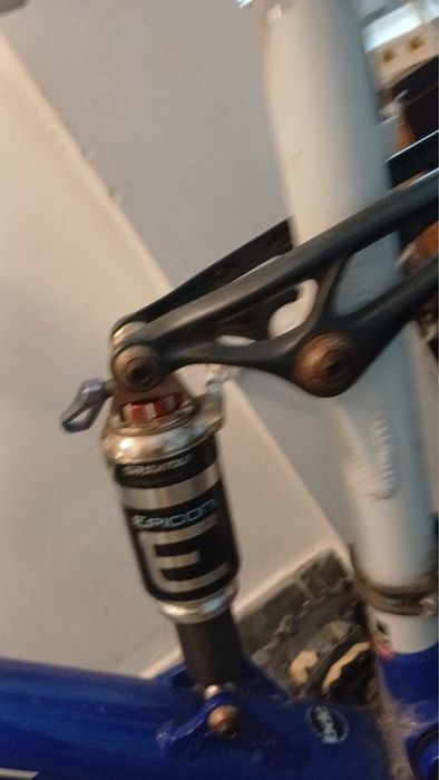 Bicicletă full suspensen