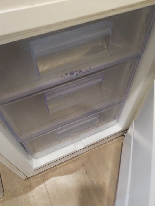 Продавам хладилник зануси